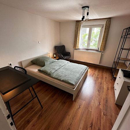 Einfaches Haus Mit Privatzimmern Und Gemeinschaftsraeumen Heilbronn Bagian luar foto