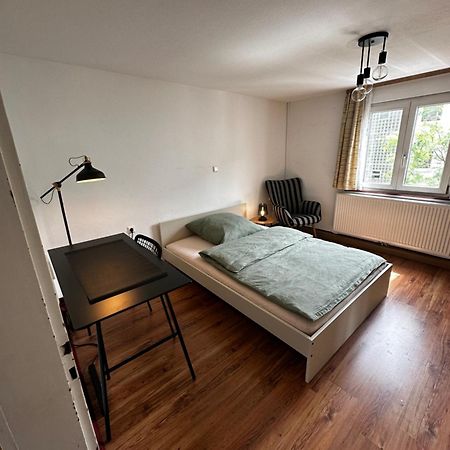 Einfaches Haus Mit Privatzimmern Und Gemeinschaftsraeumen Heilbronn Bagian luar foto
