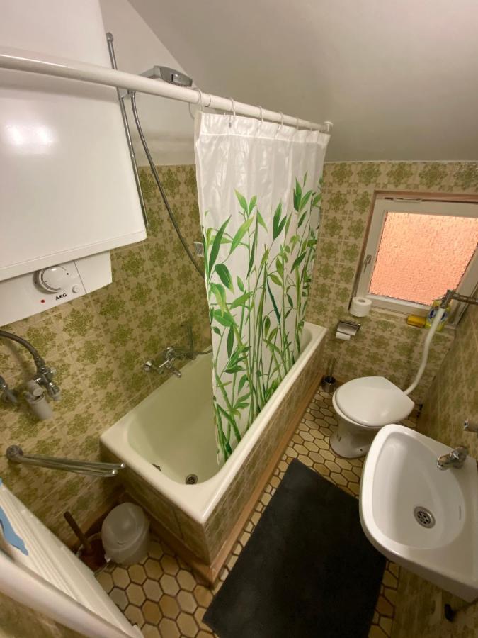 Einfaches Haus Mit Privatzimmern Und Gemeinschaftsraeumen Heilbronn Bagian luar foto