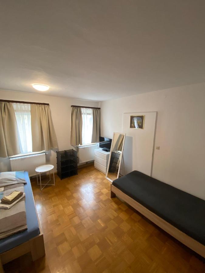 Einfaches Haus Mit Privatzimmern Und Gemeinschaftsraeumen Heilbronn Bagian luar foto