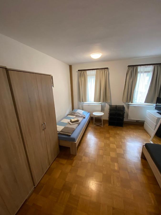 Einfaches Haus Mit Privatzimmern Und Gemeinschaftsraeumen Heilbronn Bagian luar foto