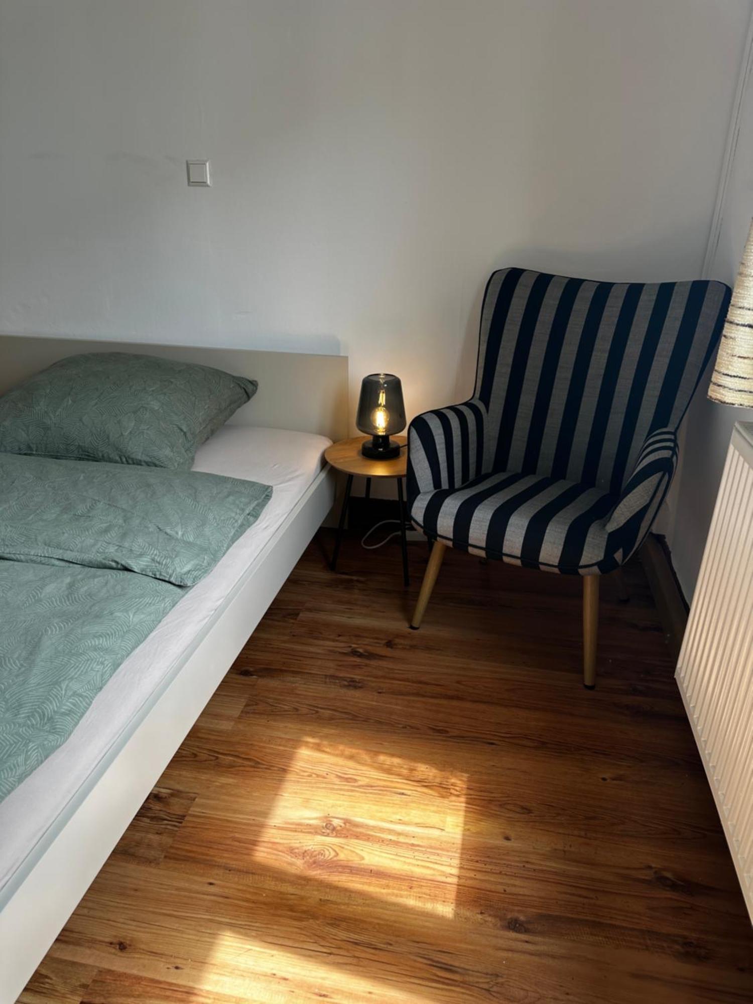 Einfaches Haus Mit Privatzimmern Und Gemeinschaftsraeumen Heilbronn Bagian luar foto