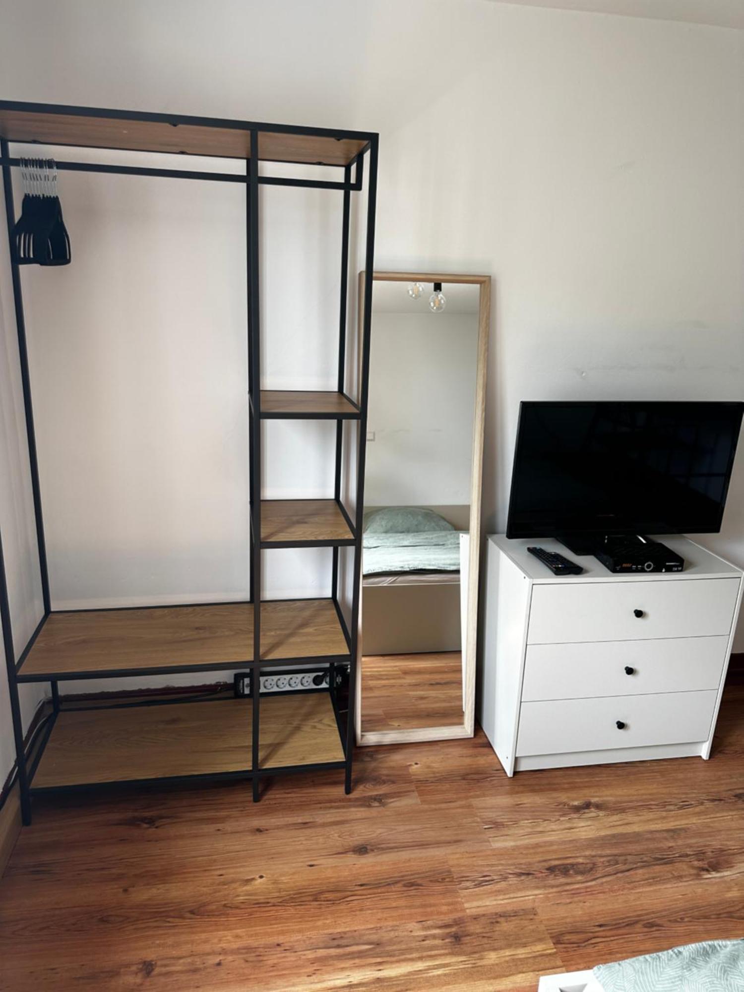 Einfaches Haus Mit Privatzimmern Und Gemeinschaftsraeumen Heilbronn Bagian luar foto